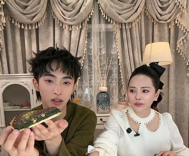 伊能静的儿子是纽约大学导演系毕业的，现在也开始跟妈妈搞直播了