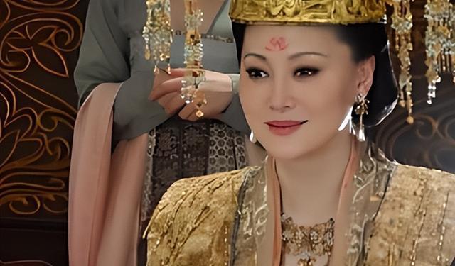 抛弃重病丈夫，与著名导演同居，55岁再嫁豪门，宋佳哪来的底气？