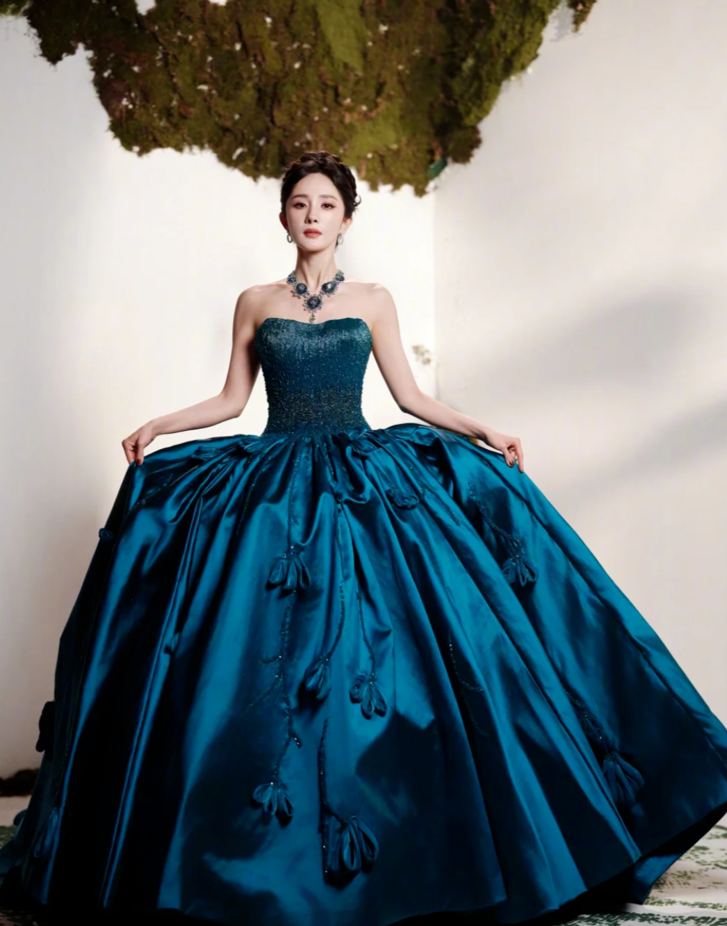 杨幂这身蓝色抹胸大摆裙太靓了，明艳大气又华贵，像极了高贵的孔雀女王