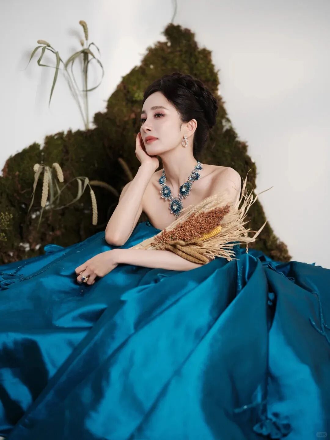 杨幂这身蓝色抹胸大摆裙太靓了，明艳大气又华贵，像极了高贵的孔雀女王