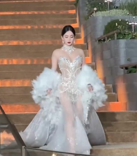 上海大秀这一天，“膀大腰圆”的蒋欣，给内娱的畸形审美上了一课