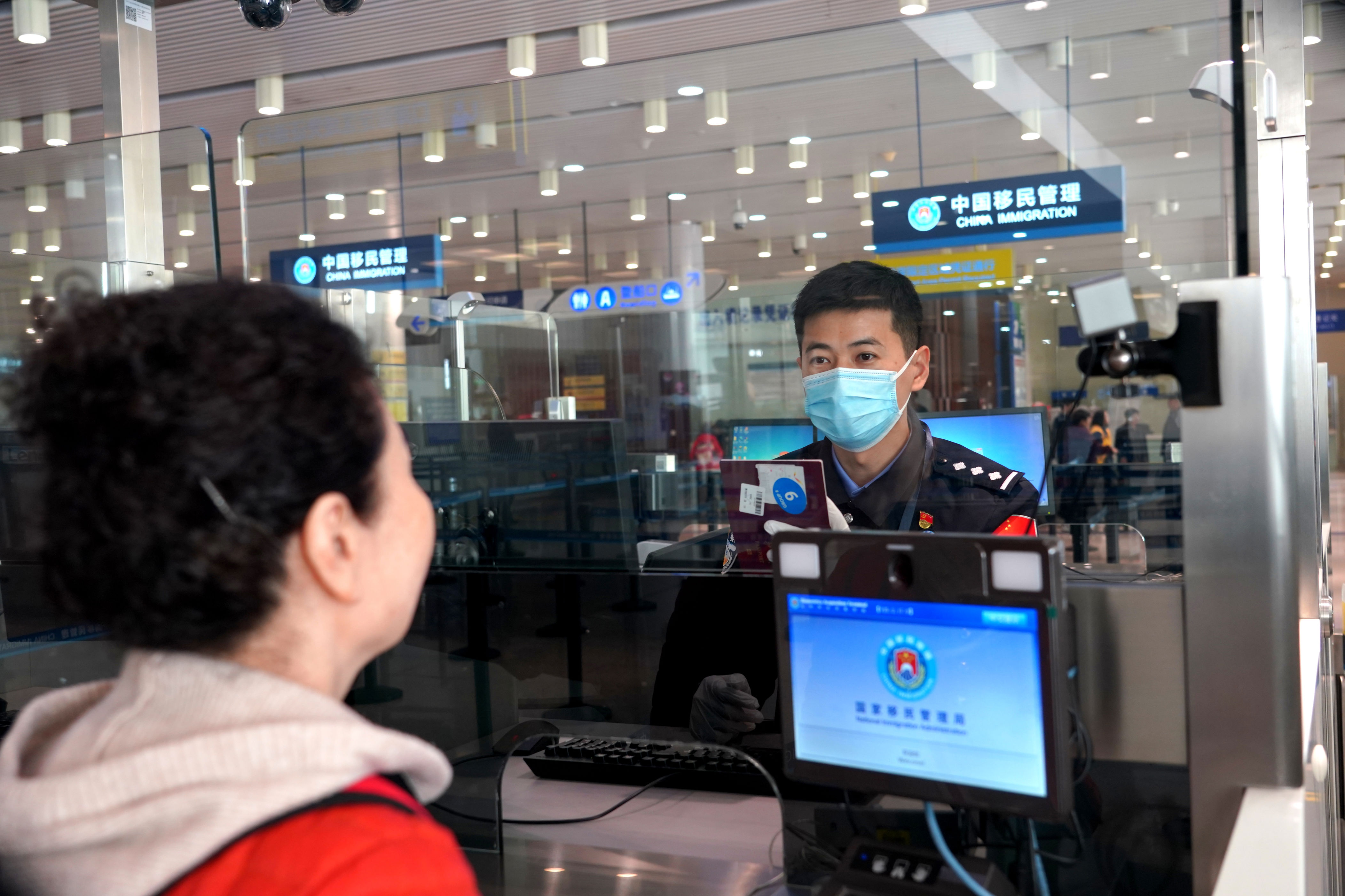 天津东疆边检站为旅客提供便利通关服务。新华社发