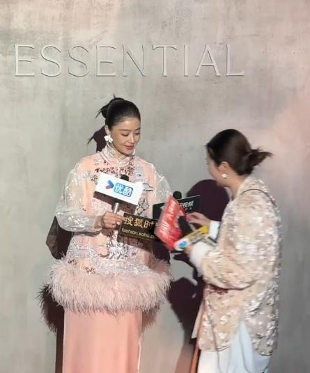 上海大秀这一天，“膀大腰圆”的蒋欣，给内娱的畸形审美上了一课