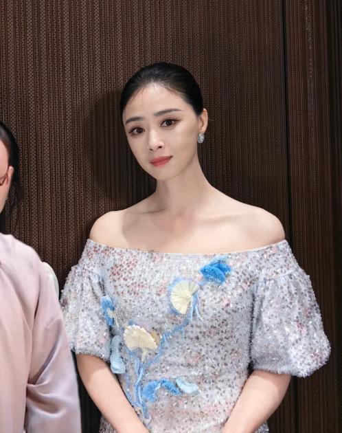 上海大秀这一天，“膀大腰圆”的蒋欣，给内娱的畸形审美上了一课