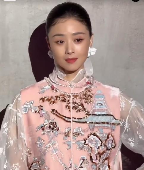 上海大秀这一天，“膀大腰圆”的蒋欣，给内娱的畸形审美上了一课