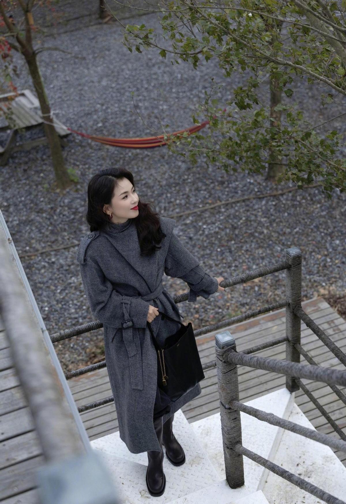 看了刘涛的穿搭，我悟了：大衣不配半身裙、小白鞋，才更时髦高级