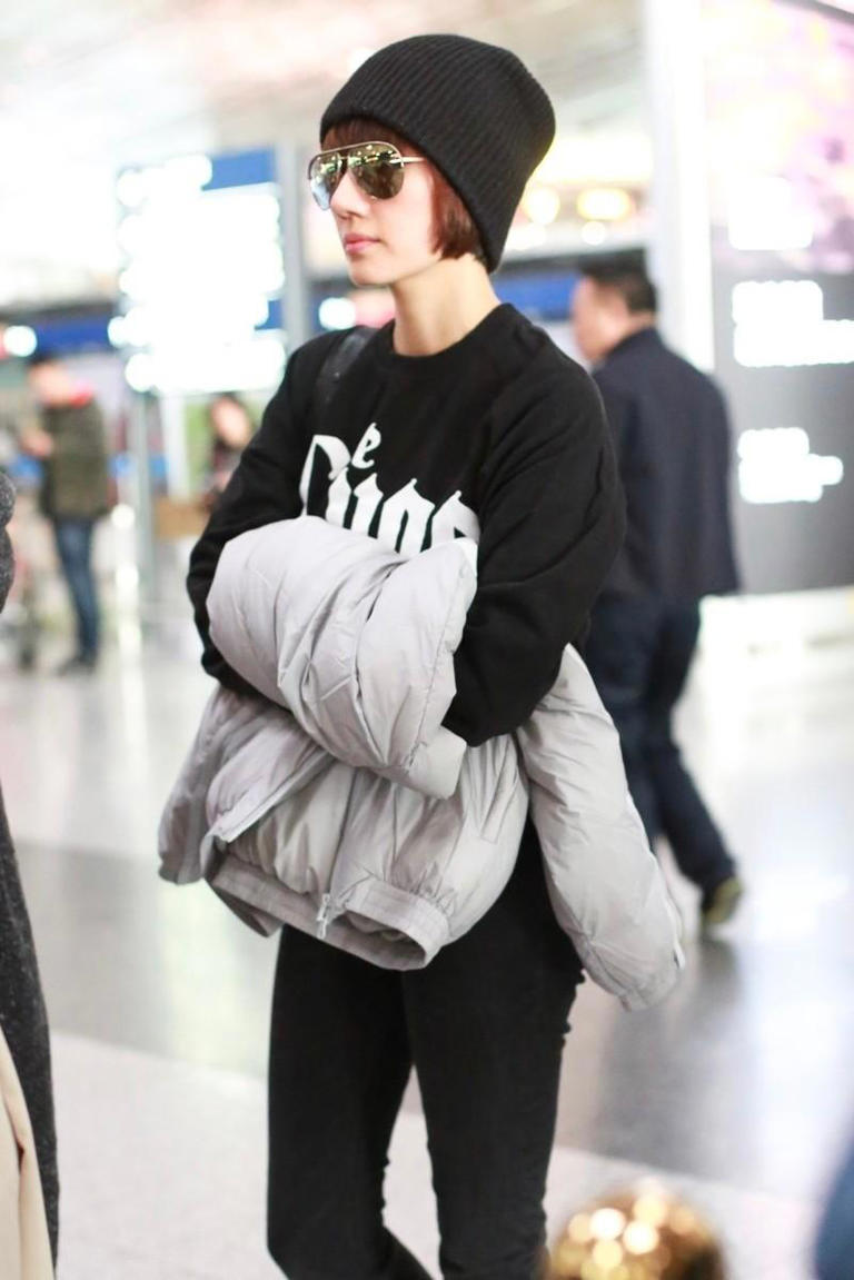 袁泉带火了秋冬新穿法：羊羔毛外套+紧身裤+马丁靴，洋气又减龄