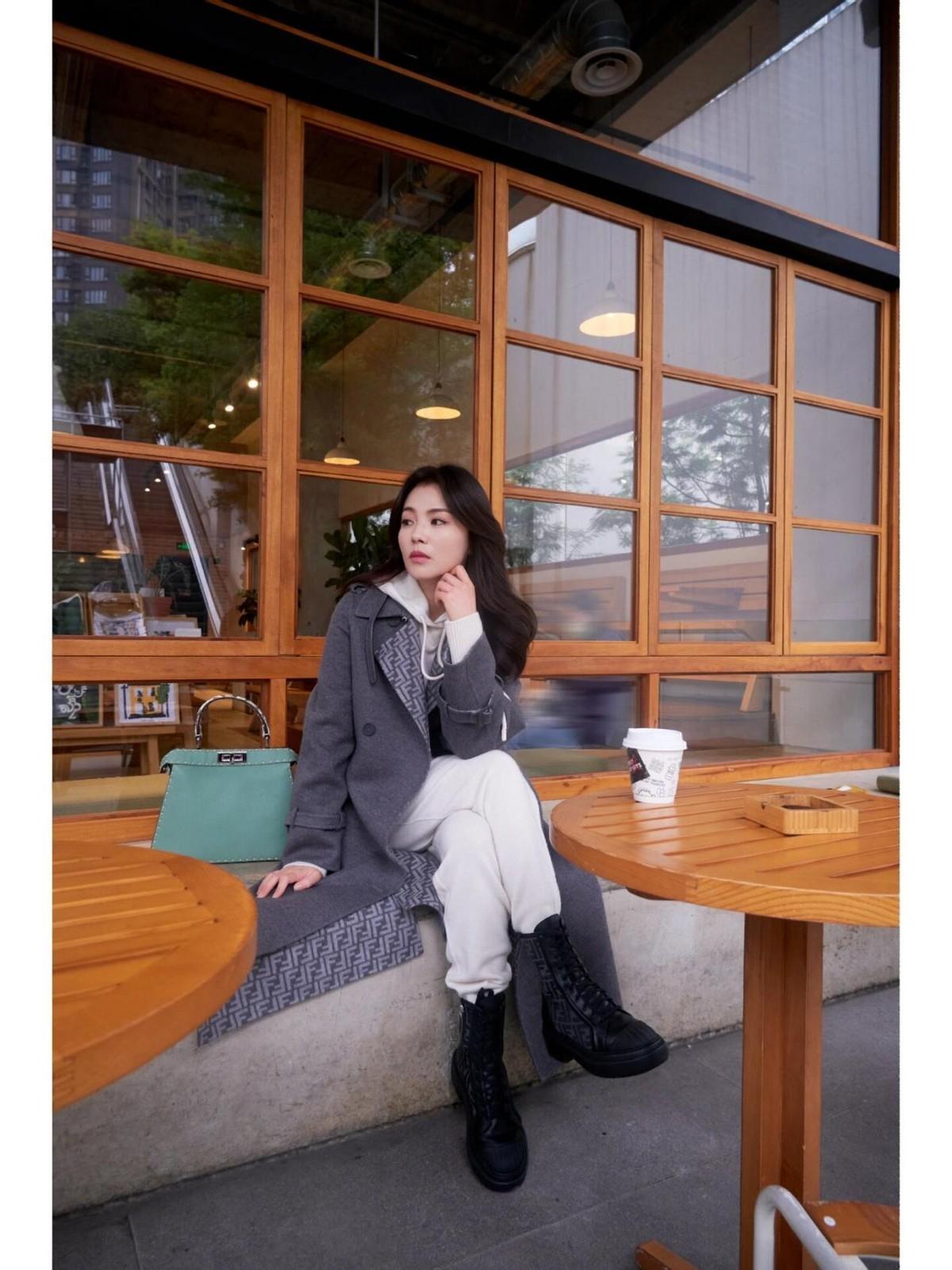 看了刘涛的穿搭，我悟了：大衣不配半身裙、小白鞋，才更时髦高级