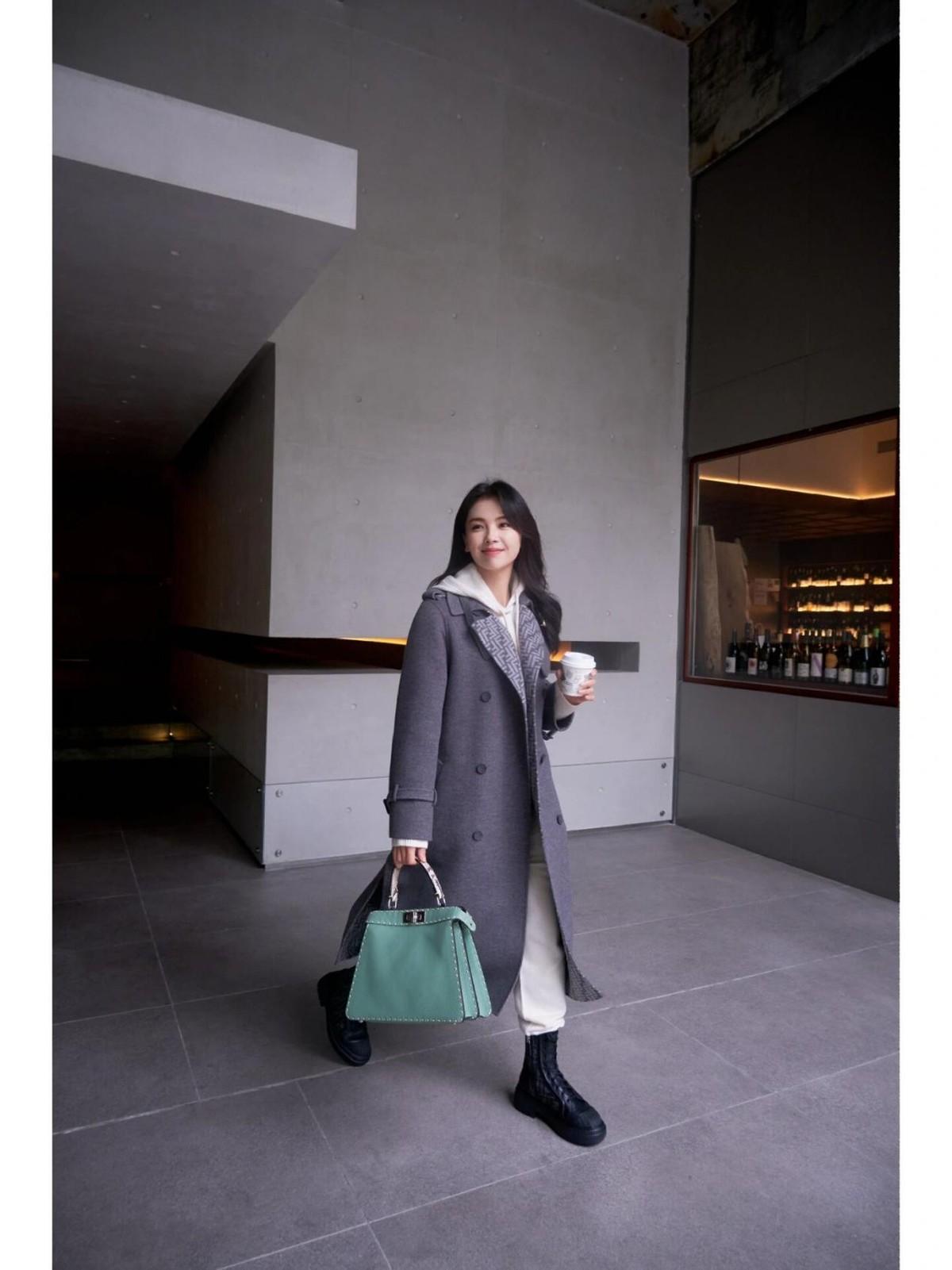 看了刘涛的穿搭，我悟了：大衣不配半身裙、小白鞋，才更时髦高级