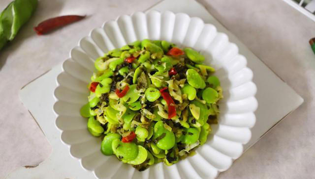 人到中年，一定要注意“静心养心”，多吃4类护心菜，越吃越舒心