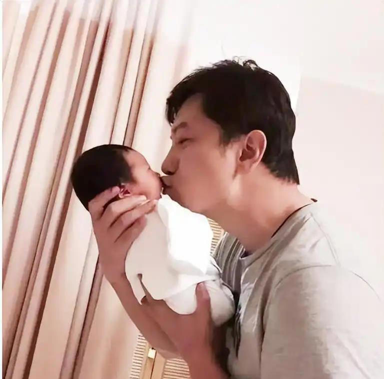 田雨：妻子也是他同行，婚后生2女，回家女儿不认识他了