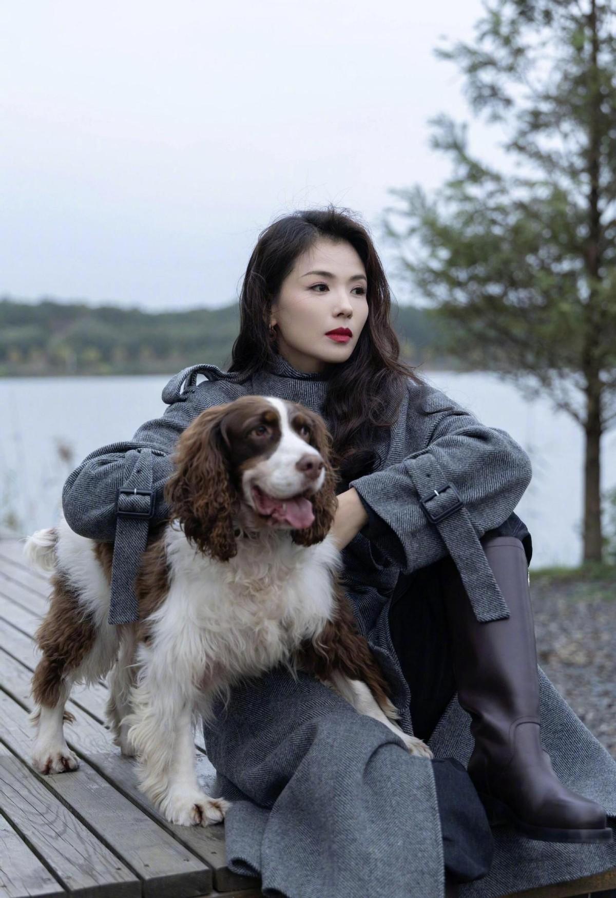 看了刘涛的穿搭，我悟了：大衣不配半身裙、小白鞋，才更时髦高级