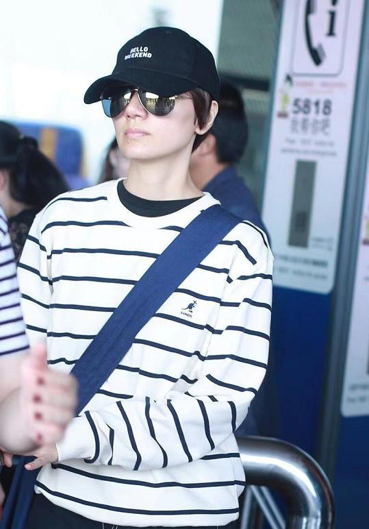 袁泉带火了秋冬新穿法：羊羔毛外套+紧身裤+马丁靴，洋气又减龄