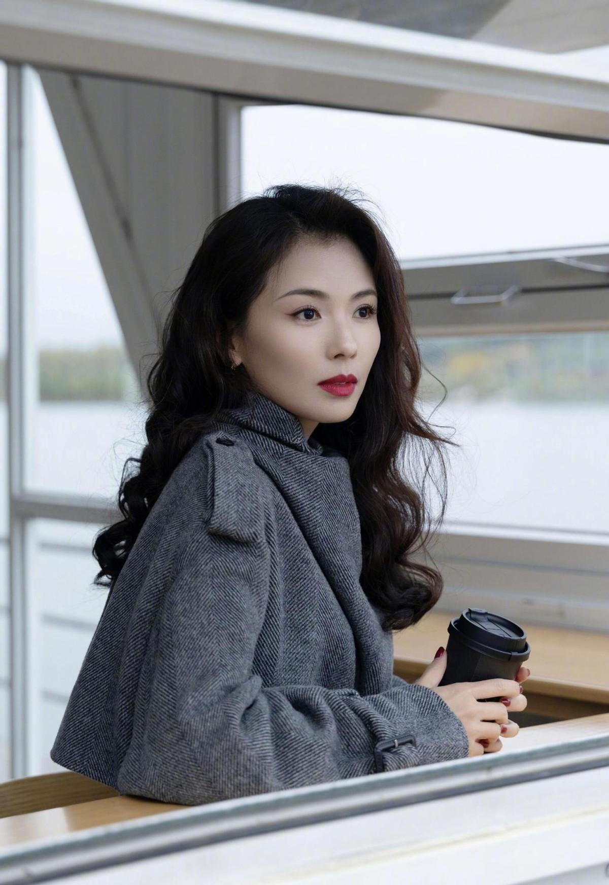 看了刘涛的穿搭，我悟了：大衣不配半身裙、小白鞋，才更时髦高级