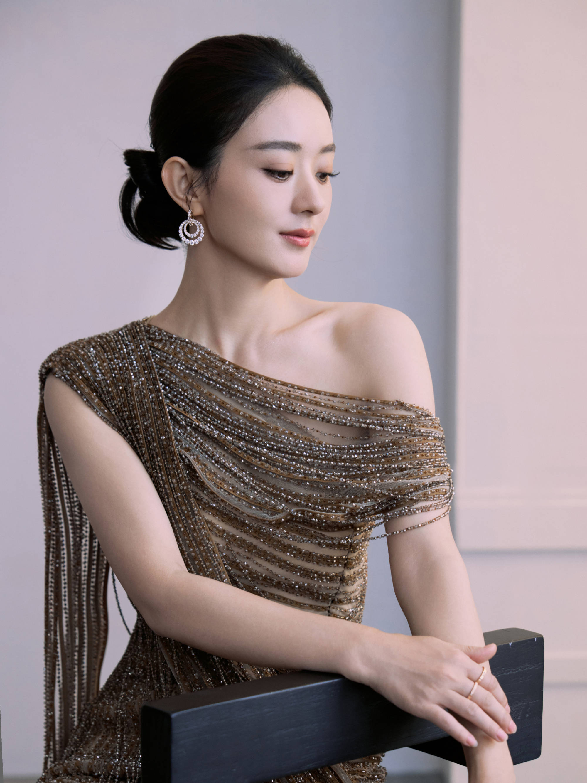 月度最in造型-10月刊：杨幂倪妮承光而来，赵丽颖银河链裙解锁“太阳之泪”新美学