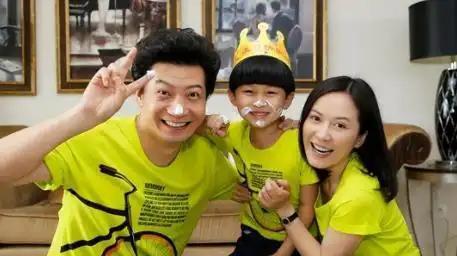 田雨：妻子也是他同行，婚后生2女，回家女儿不认识他了