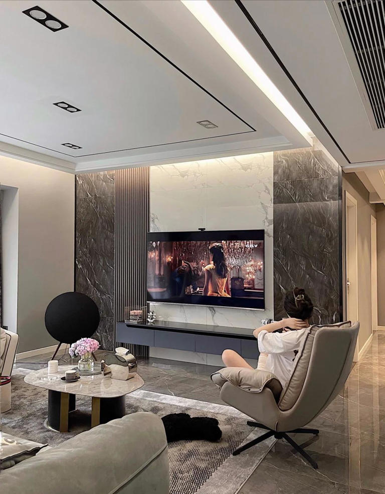 53岁杨钰莹晒出独居生活：一个人，养花种菜，与狗相伴，好自在！