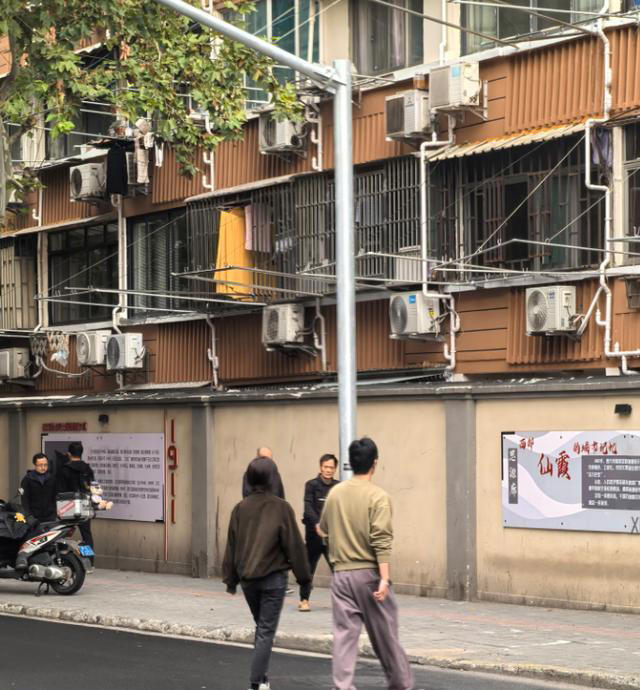 偶遇朱亚文沈佳妮夫妇，并肩同行无互动，结婚12年恩爱如初