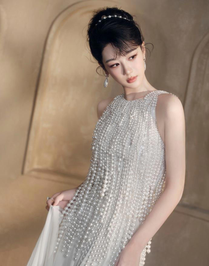 杨紫珍珠裙庆生大片释出，温润光影演绎东方赫本风