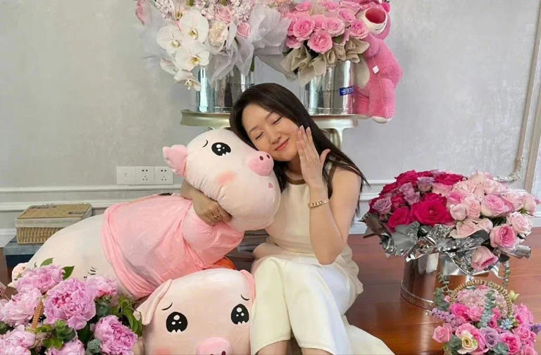 53岁杨钰莹晒出独居生活：一个人，养花种菜，与狗相伴，好自在！