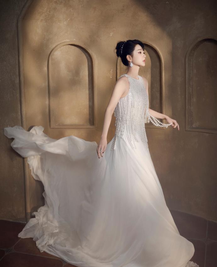 杨紫珍珠裙庆生大片释出，温润光影演绎东方赫本风