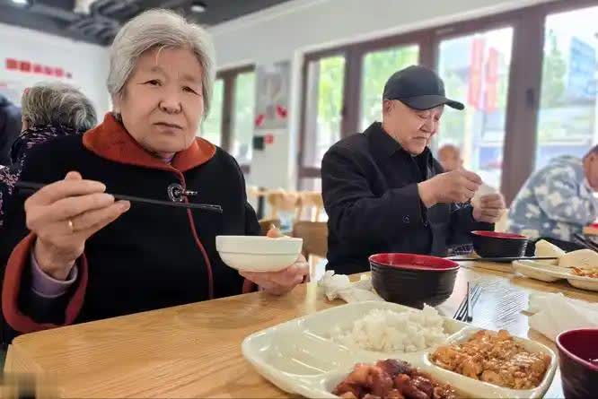 早餐为啥不建议吃面包？医生劝：不止面包，这3物也少吃