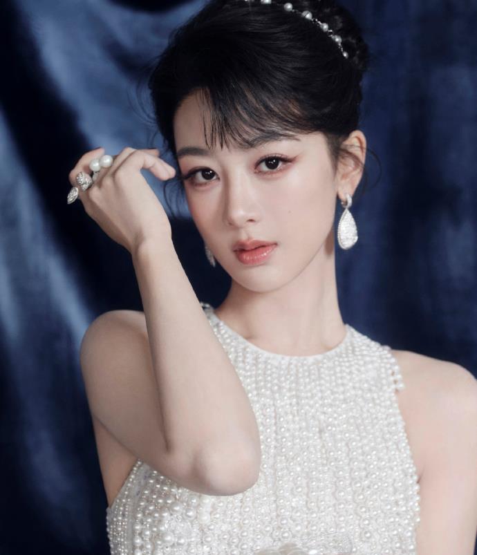 杨紫珍珠裙庆生大片释出，温润光影演绎东方赫本风