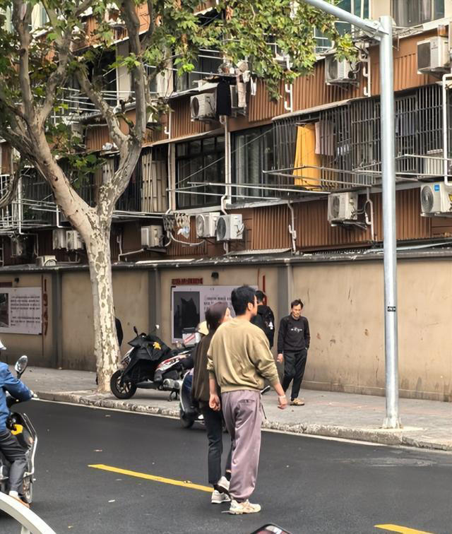 偶遇朱亚文沈佳妮夫妇，并肩同行无互动，结婚12年恩爱如初