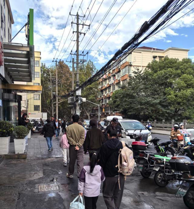 偶遇朱亚文沈佳妮夫妇，并肩同行无互动，结婚12年恩爱如初