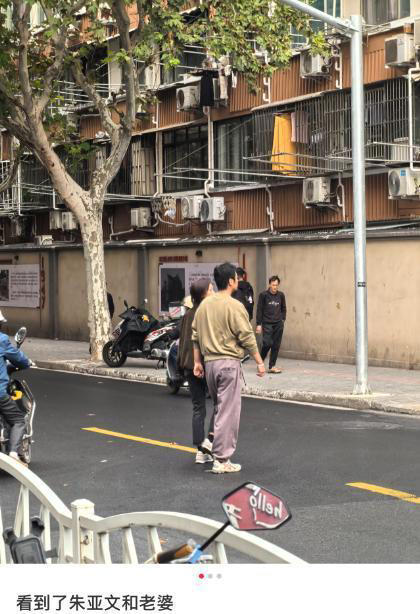 偶遇朱亚文沈佳妮夫妇，并肩同行无互动，结婚12年恩爱如初