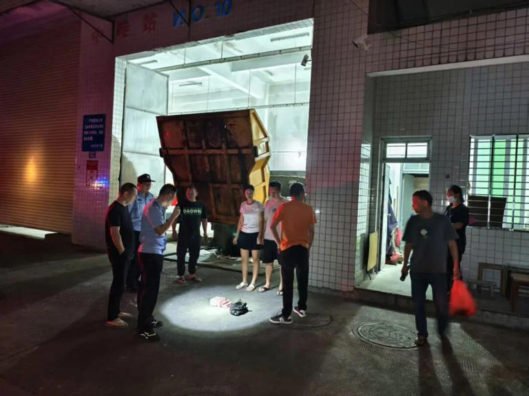 妻子拿袋装15万元现金给丈夫：“不要当垃圾扔了”，丈夫听成“把垃圾扔了”，结果……