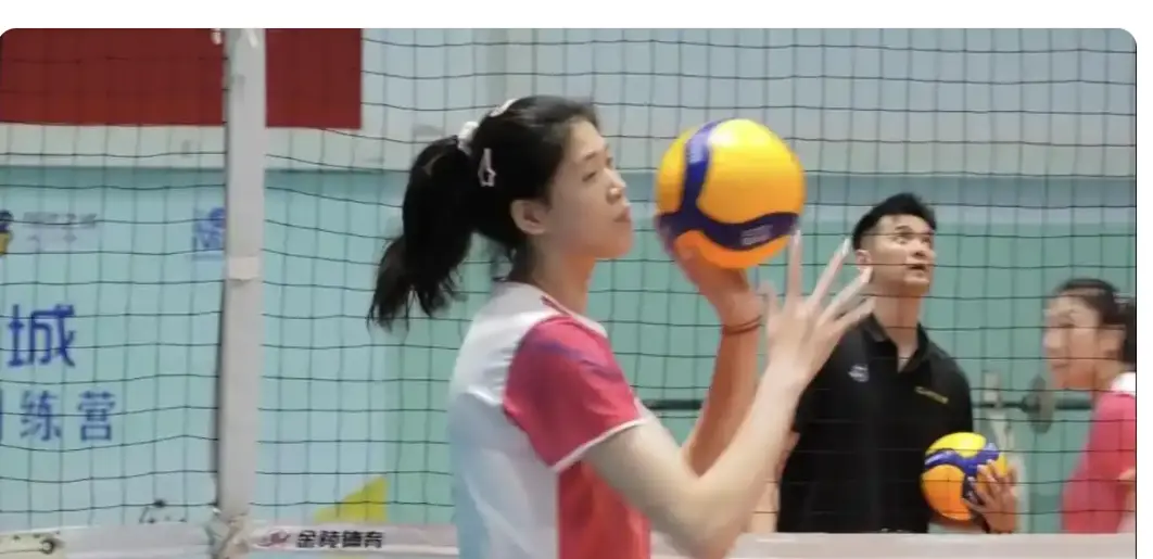 天津女排集训再添惊喜，李盈莹老乡参与训练，主力副攻有新的人选