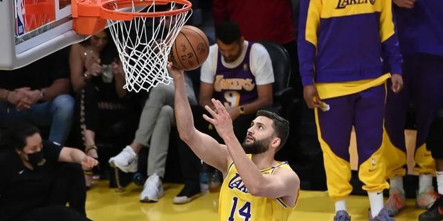 3崩变3疯！湖人碾压森林狼，东契奇38分，戈贝尔仅2分，老詹莫急