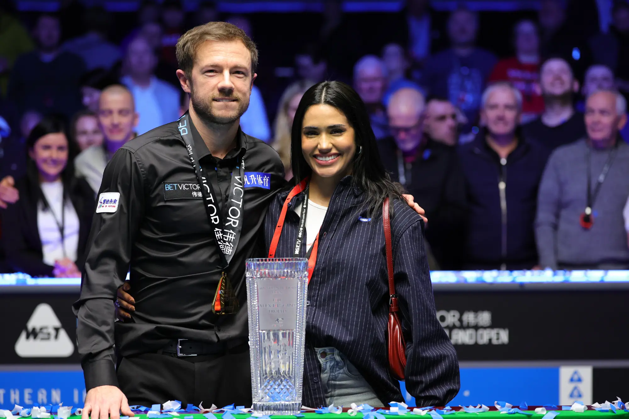 利索夫斯基携女友捧杯！赛后和特鲁姆普上演兄弟情，两人久久相拥