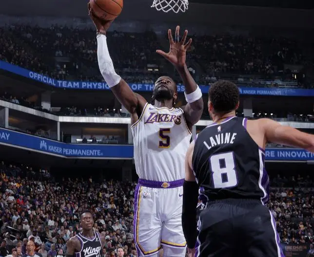 艾顿暴走里夫斯51+11+9，威少战旧主飙4记三分，残阵湖人力克国王