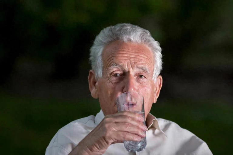 调查：睡前大量喝水，不出几个月身体或有4个变化