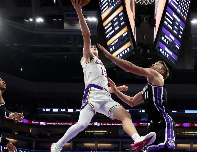 艾顿暴走里夫斯51+11+9，威少战旧主飙4记三分，残阵湖人力克国王