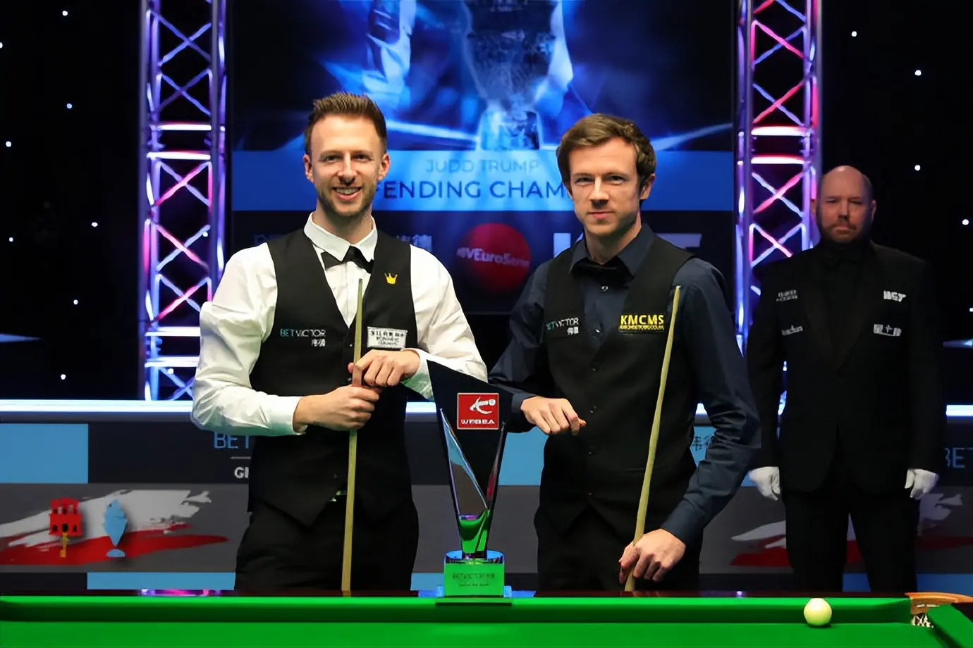 利索夫斯基携女友捧杯！赛后和特鲁姆普上演兄弟情，两人久久相拥