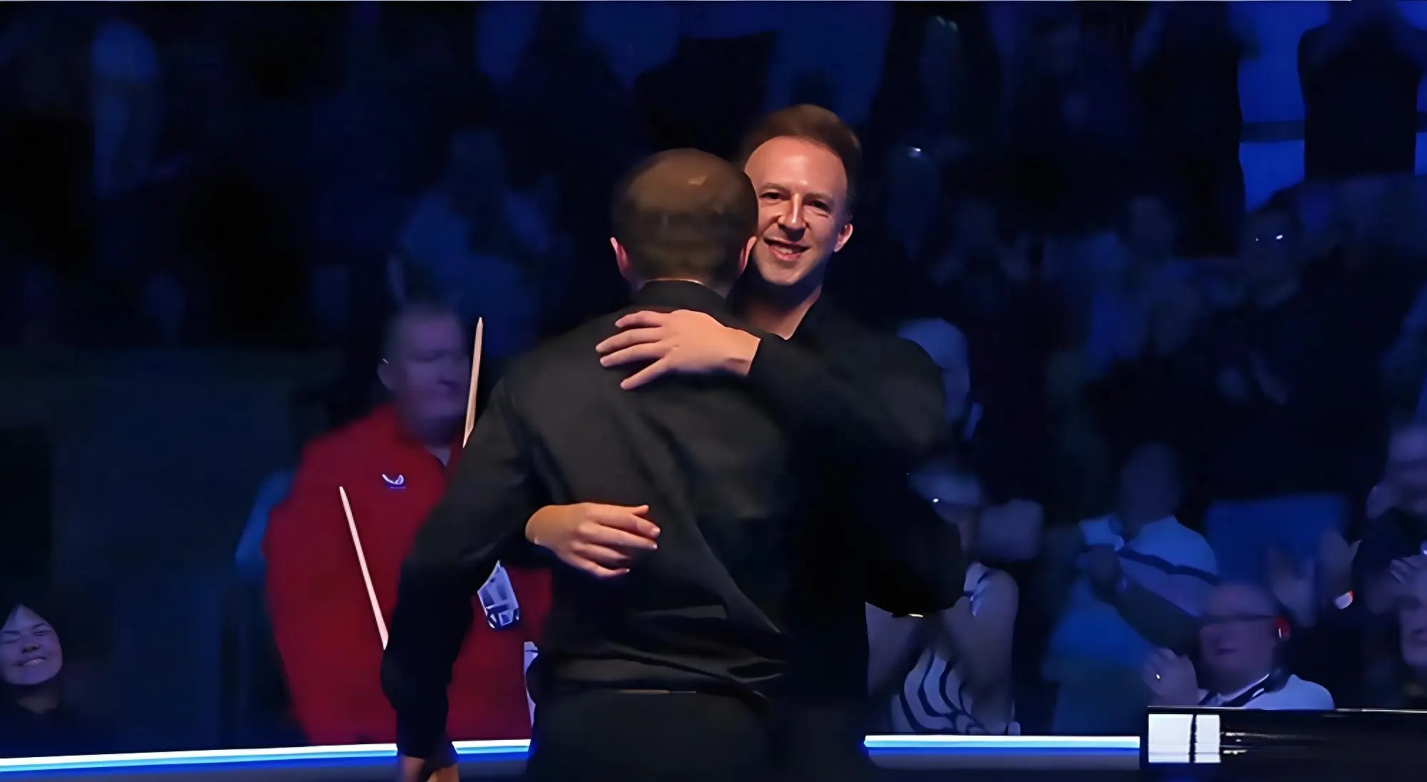 利索夫斯基携女友捧杯！赛后和特鲁姆普上演兄弟情，两人久久相拥