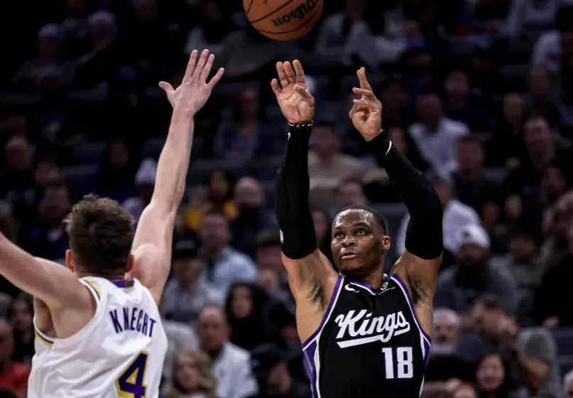 艾顿暴走里夫斯51+11+9，威少战旧主飙4记三分，残阵湖人力克国王