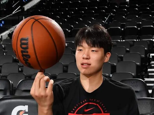 场均2分1篮板，杨瀚森出场顺位靠后 中锋受伤也没机会 与开拓者不搭