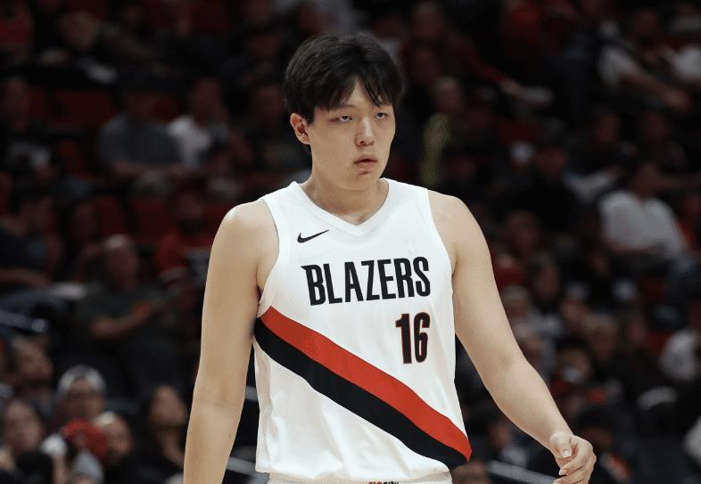 祖巴茨表扬杨瀚森很有天赋，14中9虐开拓者内线，他却夸奖了小杨