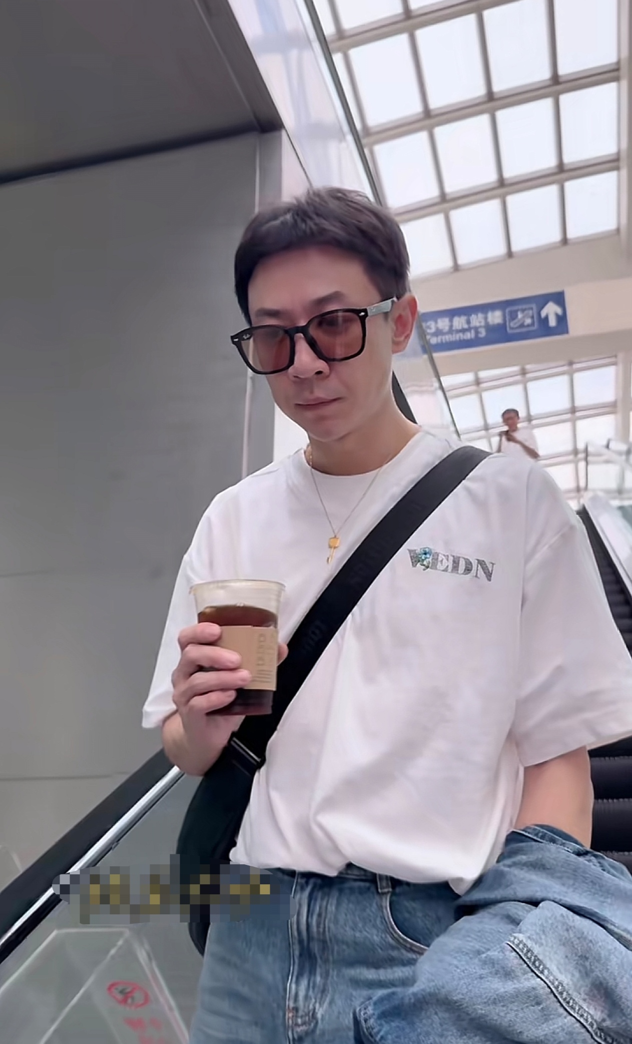 董璇近照显老态，张维伊出行受追捧，二人事业大涨