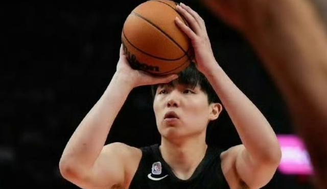 杨瀚森4分钟贡献2分1篮板，第二节却未能登场，两个原因所致