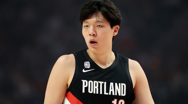 杨瀚森4分钟贡献2分1篮板，第二节却未能登场，两个原因所致