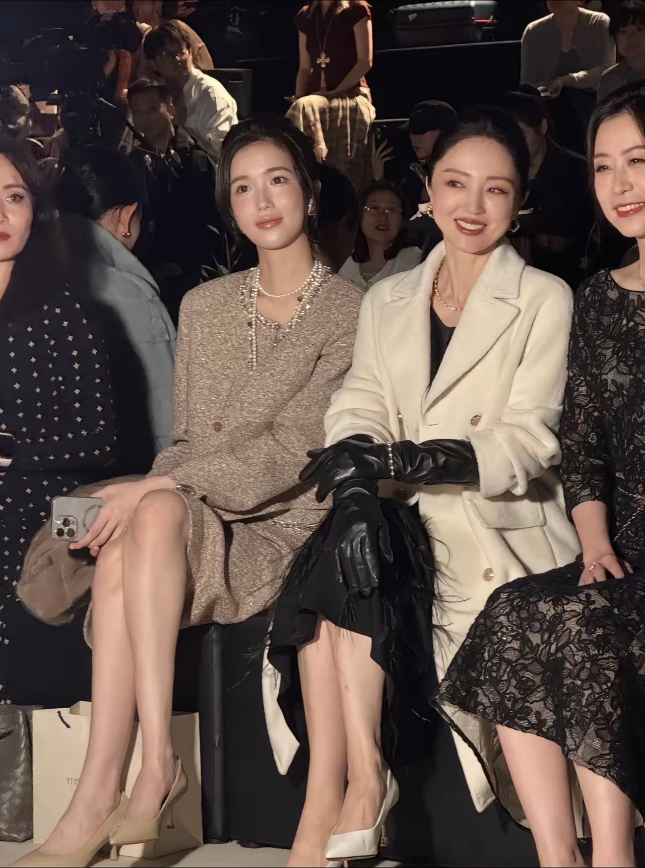 董璇近照显老态，张维伊出行受追捧，二人事业大涨