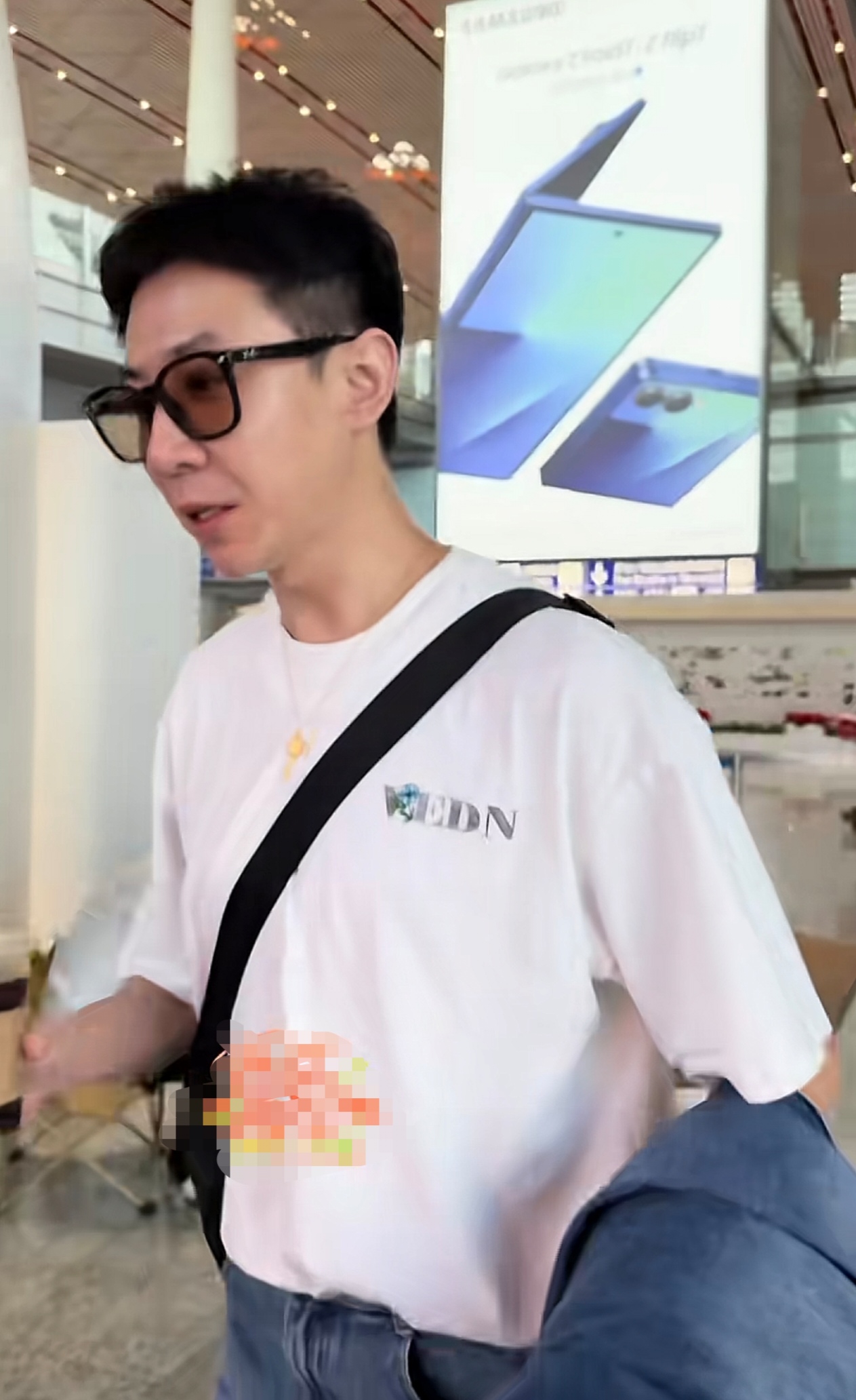 董璇近照显老态，张维伊出行受追捧，二人事业大涨