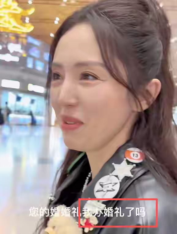 董璇近照显老态，张维伊出行受追捧，二人事业大涨