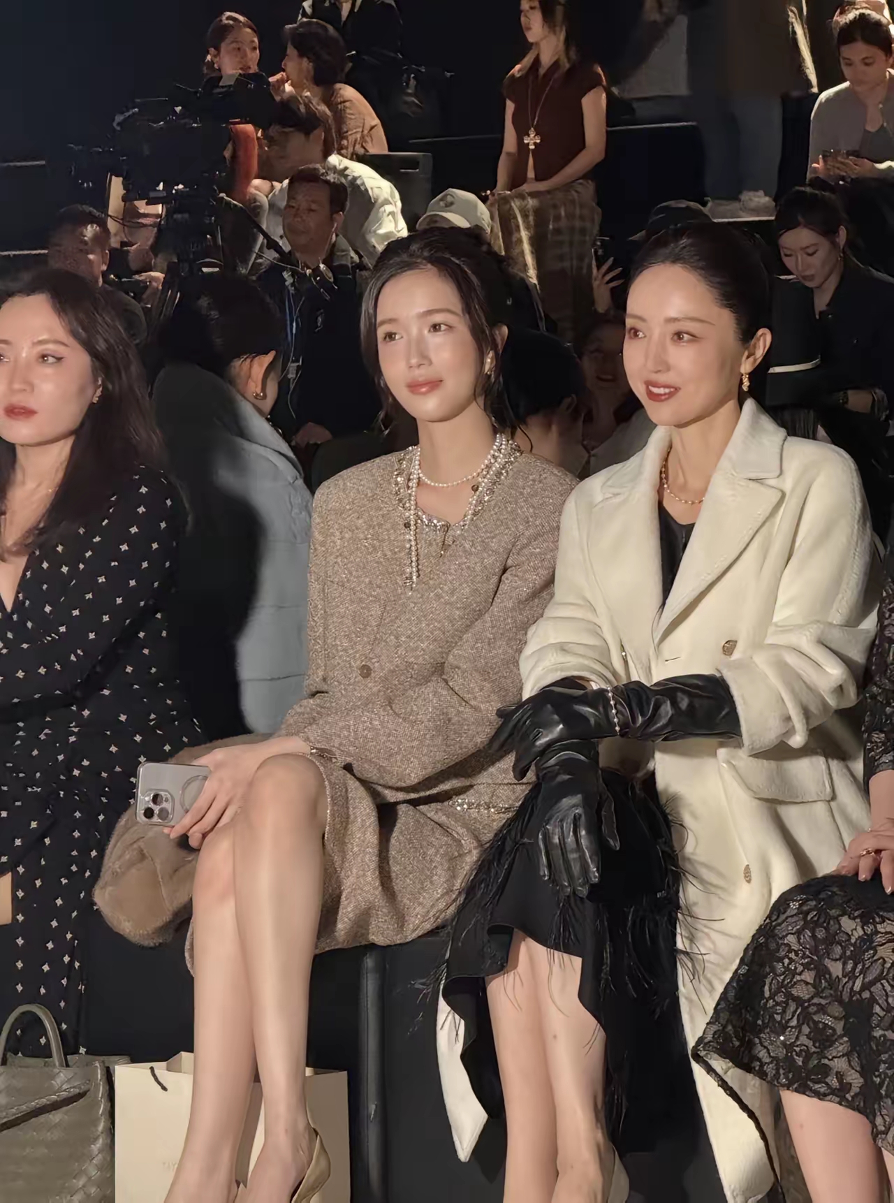 董璇近照显老态，张维伊出行受追捧，二人事业大涨