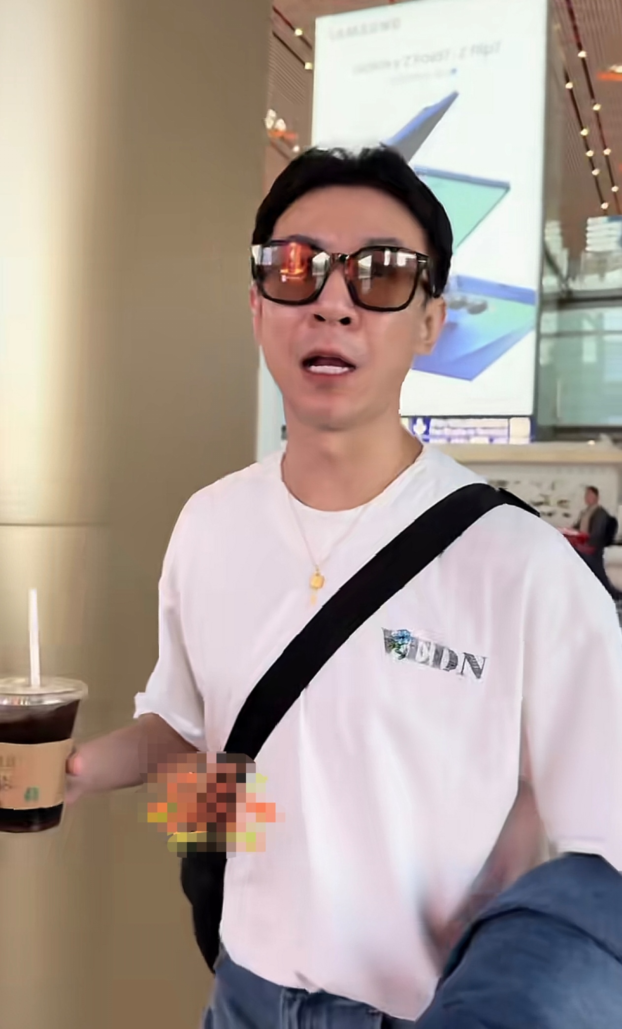 董璇近照显老态，张维伊出行受追捧，二人事业大涨